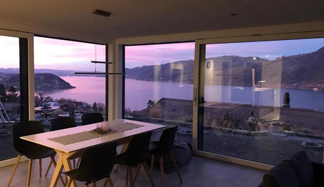 Moderne Unterkunft mit Panoramablick auf Thunersee