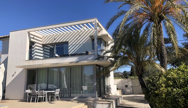 Moderne Villa mit Meerblick und Schönem Garten