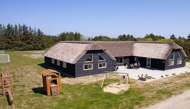 Modernes Pool- und Aktiviätshaus mit Beachvolleyballplatz und 8 Schlafzimmern