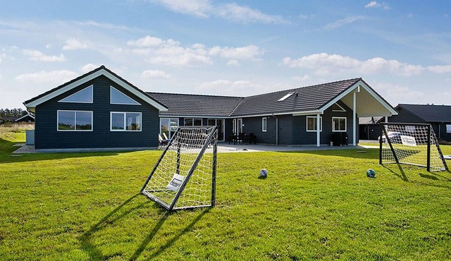 Modernes Pool- und Aktivitätshaus mit 9 Schlafzimmern und 4 Bädern