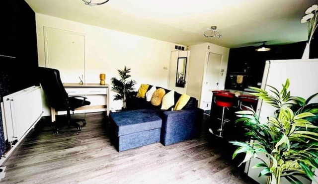 Modernised 2 Bed House Close to City Centre