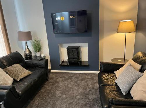 Modernised 4bed stay-away-home in Runcorn sleeps 7