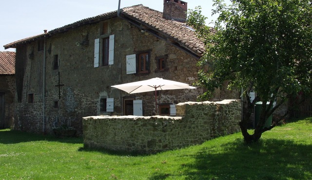 Modernised Farmhouse, Three Bedrooms, Quiet Secluded Garden, Wifi and Pet