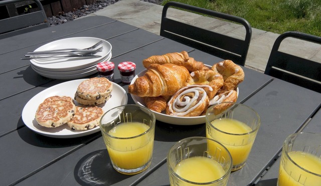 Modernised home 5 minutes from Newborough Beach - Pas the Keys