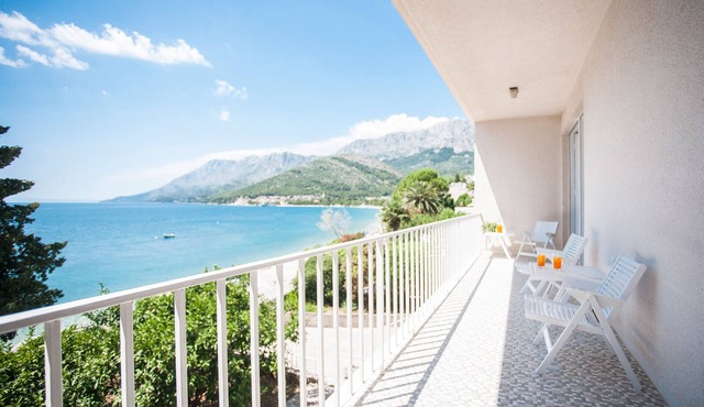 Modernist beach villa with quiet Mediterranean terraced gardens