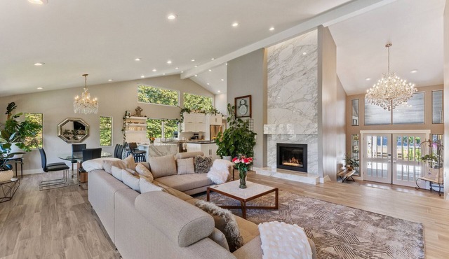 Modernist Wine Country Estate Home - Newly remodeled & centrally located JACUZZI