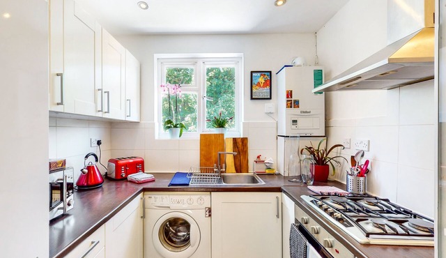 Modernistic 2 BR Maisonette in Kingsbury