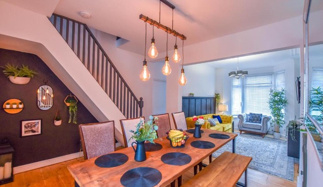 Modernistic 4-bedroom home close to City Centre