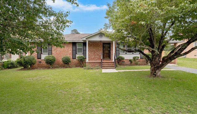 Modernized 3BR home with spacious backyard minutes away from Ft Jackson