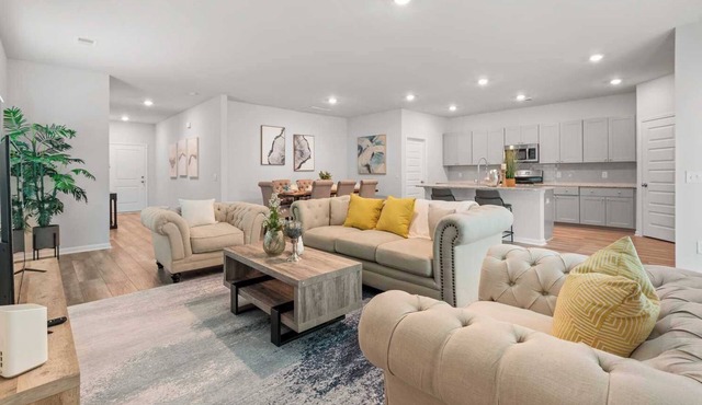 Modernized 5BR Family Home｜Tranquil Patio｜Secure Backyard｜Warm & Inviting #41505