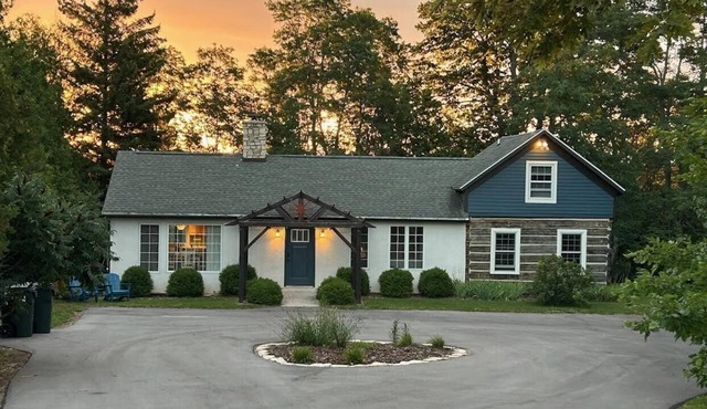 Modernized Classic Log Home Close to Shopping and Sunset Walks