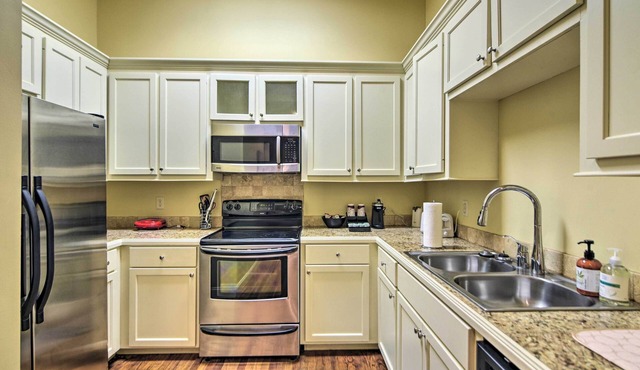 Modernized Downtown Condo w/Patio & Grill Access!