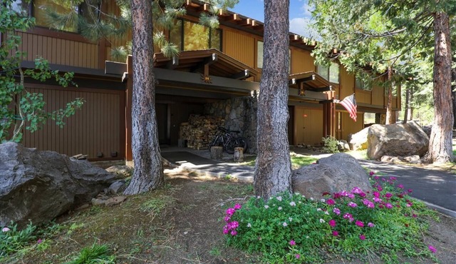 Modernized Pet-Friendly Bluff Unit: Panoramic Lake Views & Trailside Living