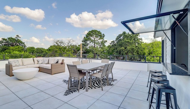 ModernLuxe Rooftop Entertainment