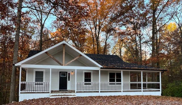 Modernly Appointed Lakehouse, Backs Up to the Woods, Sleeps 10, Full Kitchen