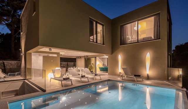 Modernly equipped villa with fitness and spa area