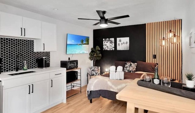 ModernTropic Cottage w/Private Fenced Yard & 4KTV