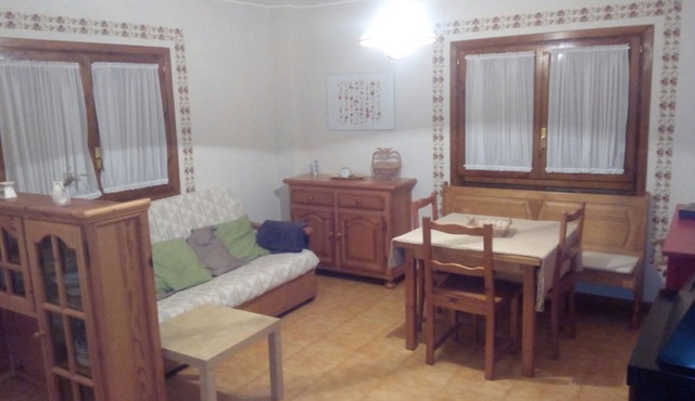 Modest apartment in the Aragonese Pyrenees mountains. Altruistic rent.