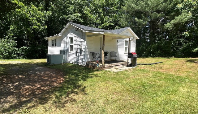Modest comfortable home in Downtown Yadkinville