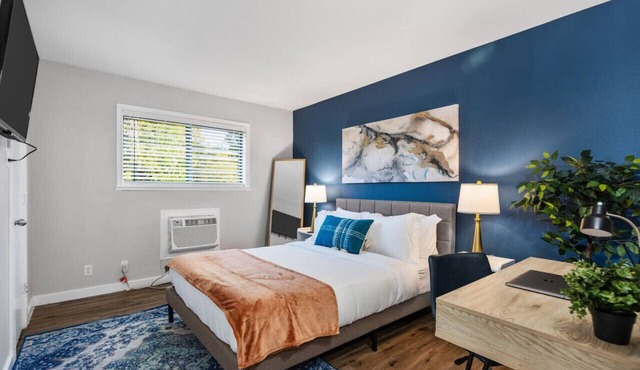 Modish 1BD:AT&T Walkable & In the heart of it ALL!