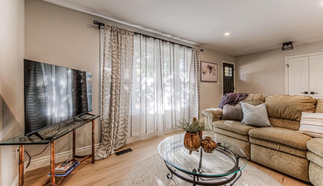 Modish 2 bedroom retreat-one block from Elora's vibrant & bustling downtown core