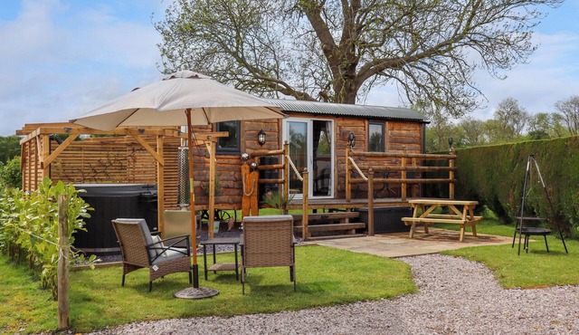 MOEL Y PARC, romantic, luxury holiday cottage in Denbigh