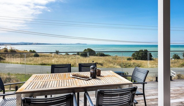 Moeraki Beach Haven - Otago Beachfront Home