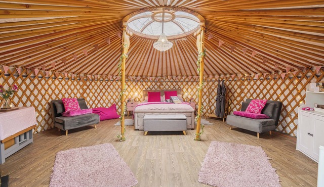 MOET Luxury Heated Yurt with Private Hot Tub