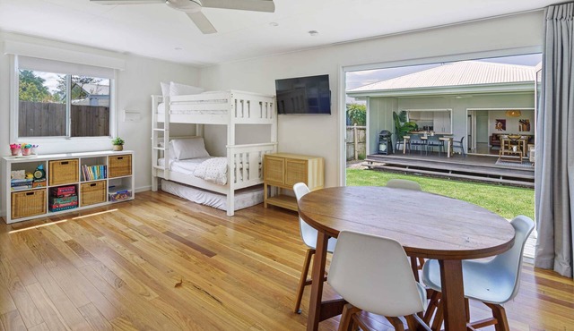 Moffat Beach Entertainer with Kids Retreat