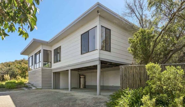 Moggs View I Walk to Beach