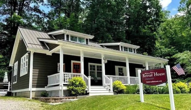 Mohican River Retreat - Sleeps 10 - Hot Tub, Fire Pit & River Access