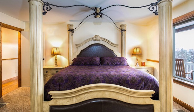 Mohican Sunrise Luxury Home, Hot Tub, Fireplace, Pooltable, Two Kings, Free WiFi