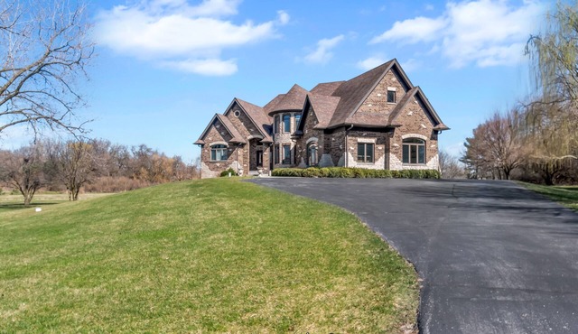 Mokena Manor: Luxury Living - Your Elite Escape!