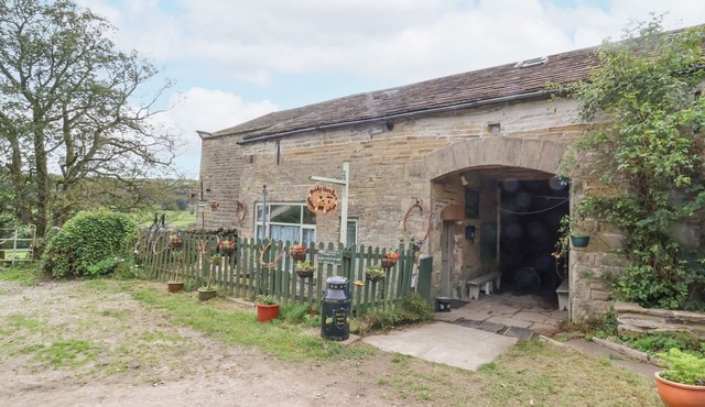MOLDY WARP BARN, pet friendly, character holiday cottage in Haworth
