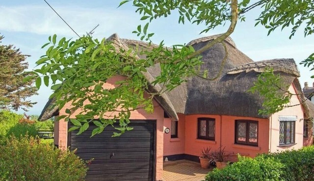 Mole Cottage - a cottage that sleeps 7 guests in 3 bedrooms