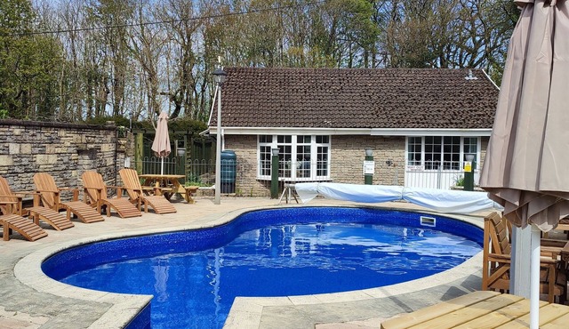 Moles Chamber nr. Looe & Polperro. Quiet Site. Outdoor Heated Pool. Free WiFi