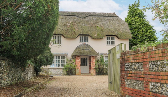 MOLES COTTAGE, pet friendly, with open fire in Sixpenny Handley