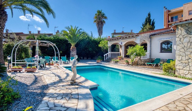 MOLINERO: House with private pool in a quiet area next to the beach