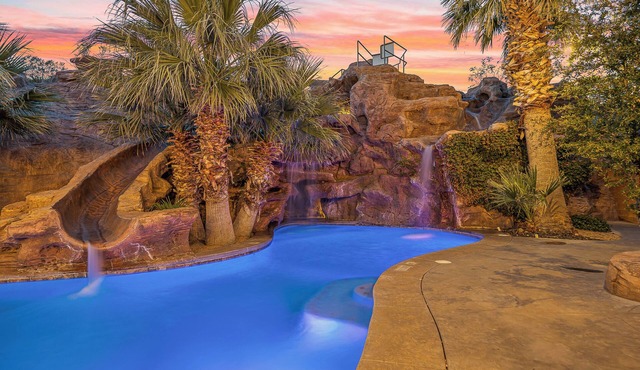 Mollie's Landing: Private Pool + Hot Tub, Basketball, Pickleball. 7 Bdrs