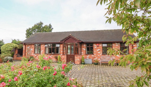 MOLLS COTTAGE, with a garden in Nantwich