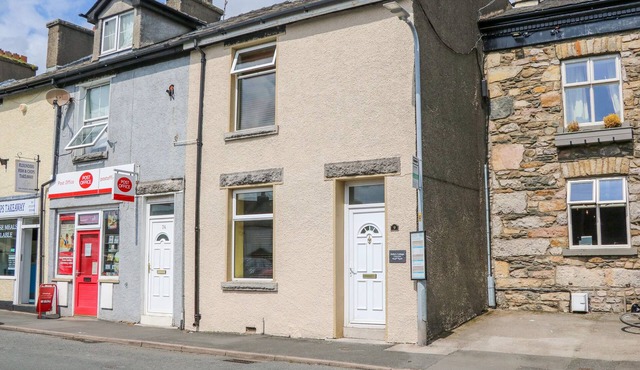 MOLLY'S COTTAGE, pet friendly, with open fire in Flookburgh