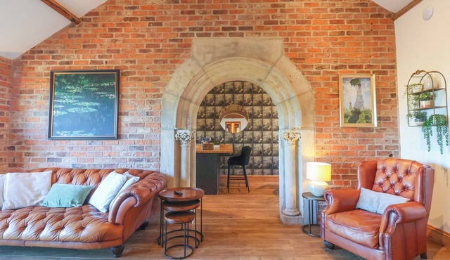 MOLLY'S COTTAGE, pet friendly, with a garden in Rillington