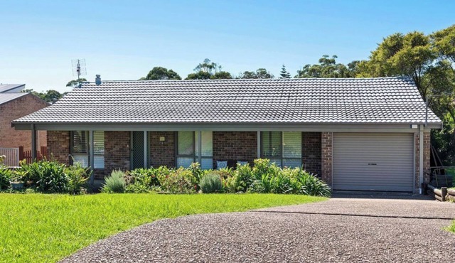 Mollymook Fantastic Beach House - 6 minutes walk to the Beach & Pet Friendly