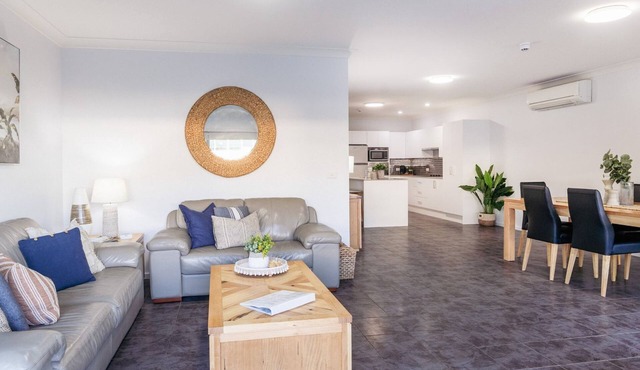 Mollymook Luxury Beachfront Apartment 3 - Seaside apartment in the heart of Mollymook