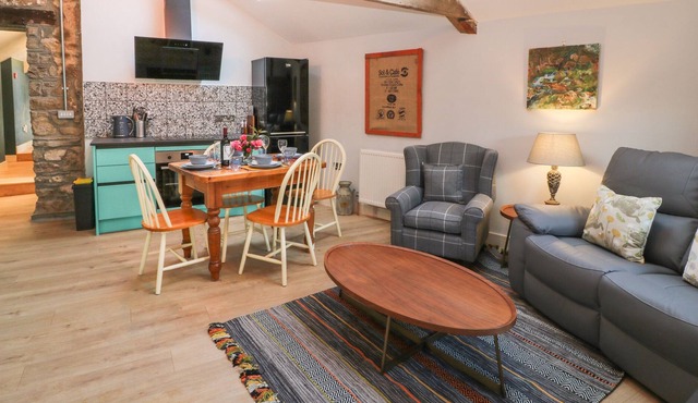 MOLLYS BARN, pet friendly, character holiday cottage in Ivybridge