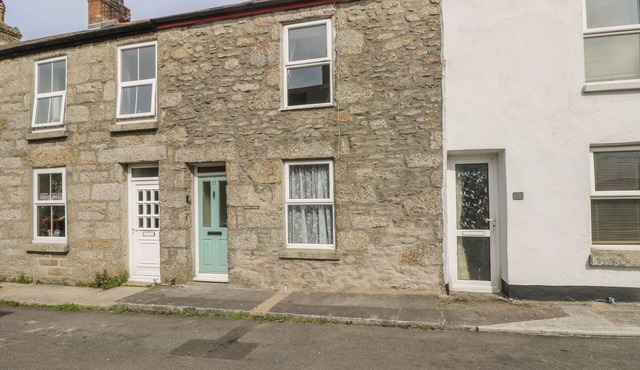 MOLLYS COTTAGE, pet friendly, country holiday cottage in St Just