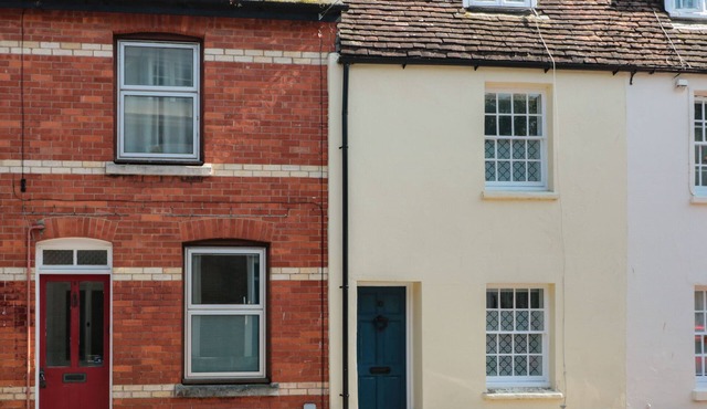 MOLLYS COTTAGE, pet friendly, character holiday cottage in Dorchester