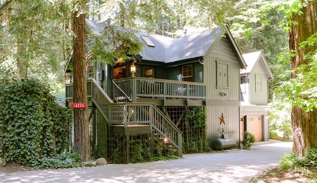 Molly’s Creekside Cabin, on Lovers Lane (Sonoma Wine Tasting/Biking Getaway)