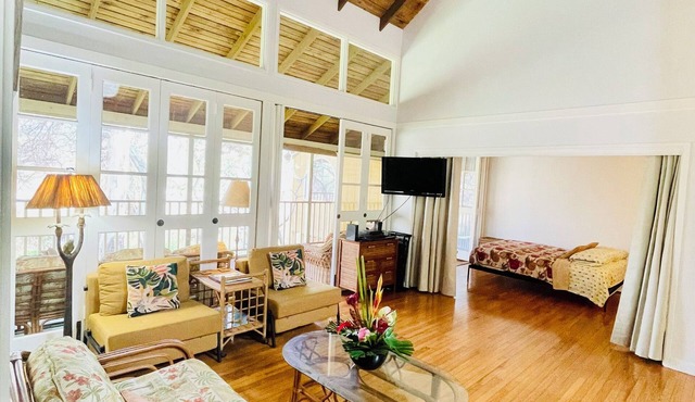 Molokai HideAway Hut: Snooze by seals + Wake to songbirds ~200 yds to the Ocean!