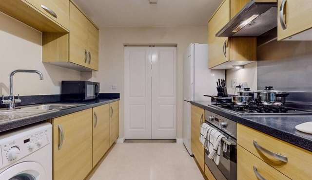 Molyneux Spacious 4 Bedroom, 3 Bath Contractors Parking Wifi